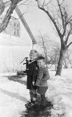 115 0006 Helmut und Otto Gritto im Winter 1942 43 im Garten ihres Elternhauses
