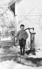 115 0007 Wilmsdorf im Winter 1942 43 Otto Gritto neben der Hofpumpe