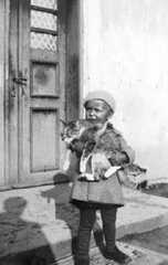 115 0008 Otto Gritto mit der Katze vor dem Hauseingang