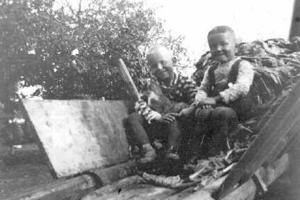 115 0009 Helmut und Otto Gritto helfen bei der Ruebenernte