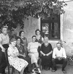 115 0011 Feierabend unter der Grossen Linde vor dem Wohnhaus Gritto 1939