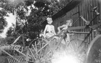 115 0016 Wilmstorf im Juli 1944 Helmut und Otto Gritto spielen auf den landwirtschaftlichen Geraeten