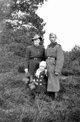 115 0018 Ernst und Frieda Dautert mit Tochter Anni etwa 1942