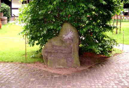 590 1009 Gedenkstein der Familie Deutschmann vor unserem Heimatmuseum in Syke