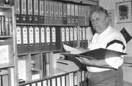 590 1013 Harry Schlisio bei der Ortsplanarbeit der Kreisgemeinschaft Wehlau in seinem Arbeitszimmer