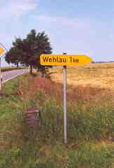 590 1016 Wehlau in Sachsen Anhalt 2002 Etwa 40 km noerdlich von Leipzig steht dieses Hinweisschild an der Landstrasse