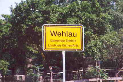 590 1017 Wehlau in Sachsen Anhalt 2002 Unmittelbar vor dem ersten Haus dieses kleinen Dorfes steht dieses Ortsschild