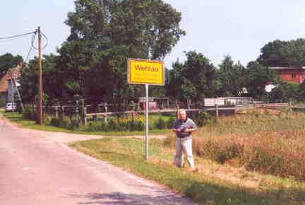 590 1018 Wehlau in Sachsen Anhalt 2002 Harry Schlisio vor dem Ortsschild Wehlau