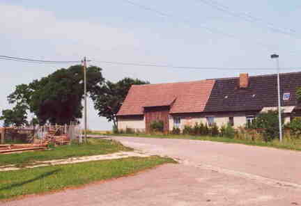 590 1022 Wehlau in Sachsen Anhalt 2002 Der Ortsausgang dieses wirklich winzigen Dorfes das den gleichen Namen traegt wie unserer Kreisstadt