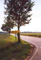 590 1023 Wehlau in Sachsen Anhalt 2002 Ein unscheinbares Hinweisschild an der Landstrasse weist den Weg