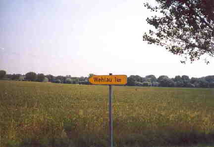 590 1024 Wehlau in Sachsen Anhalt 2002 Ein unscheinbares Hinweisschild an der Landstrasse weist den Weg