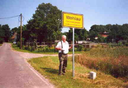 590 1027 Wehlau in Sachsen Anhalt 2002 Hans Schlender neben dem Ortsschild das den Namen unserer Kreisstadt traegt 20 Juni