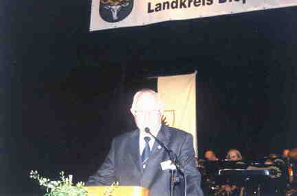 590 1036 50 Jahre Patenschaft Diepholz Wehlau Syke 27 08 2005 Joachim Rudat bei der Begruessung der Gaeste