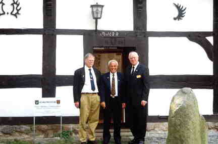 590 1043 50 Jahre Patenschaft Diepholz Wehlau Syke 27 08 2005 Klaus Schroeter Dr Wolfgang Thueme und Joachim Rudat vor dem Museum