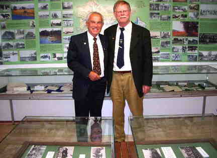 590 1053 50 Jahre Patenschaft Diepholz Wehlau Syke 27 08 2005 Dr Wolfgang Thuene und Klaus Schroeter im Museum