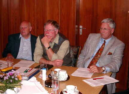 591 1109 Kreistagssitzung 10 10 2004 in Syke Gerd Gohlke als Gast Klaus Schroeter und Uwe Koch