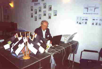 592 1207 Hauptkreistreffen 2002 Bad Nenndorf Hans Schlender mit der Heimatkreisdatei