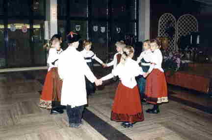 592 1317 Hauptkreistreffen 2003 Bad Nenndorf Grosse Beachtung fanden die Volkstanzvorfuehrungen der Kindergruppe Foto I Rudat