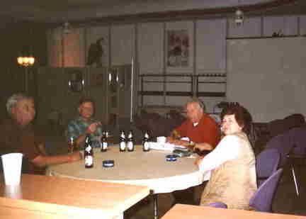 592 1402 Hauptkreistreffen 2004 Bad Nenndorf Kleiner Umtrunk bevor der Abbau beginnt