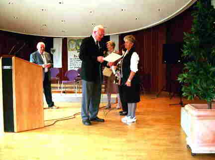 592 1470 Hauptkreistreffen 2005 Bad Nenndorf Joachim Rudat zeichnet verdiente Mitglieder der Kreisgemeinschaft aus