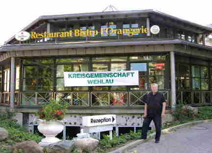 592 1645 Hauptkreistreffen 2009 Hans Schlender vor dem Restaurant