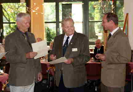 592 1727 Hauptkreistreffen 2009 Hans Schlender ueberreicht die Urkunde und gratuliert Helmut Fellbrich zu seiner Auszeichnung