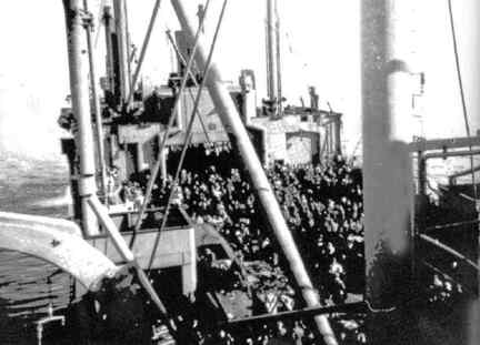 900 0043 Fluechtlinge an Deck eines Schiffes