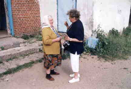 905 1200 Gross Ponnau 2003 Ilse Rudat spricht mit der heutigen Bewohnerin des Schulgebaeudes Foto Ilse Rudat