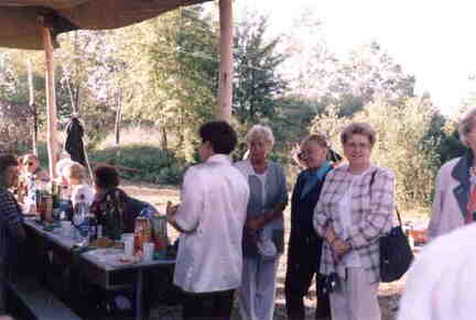 905 1286 Eroeffnung Haus Samland 2003 Nach dem reichhaltigen Essen vertritt man sich ein wenig die Beine Foto Kenzler