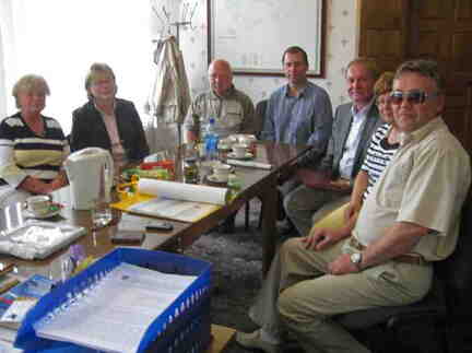 905 1956 Ostpreussenreise 2009 Wehlau Gespraechsrunde im Buero des Buergermeisters
