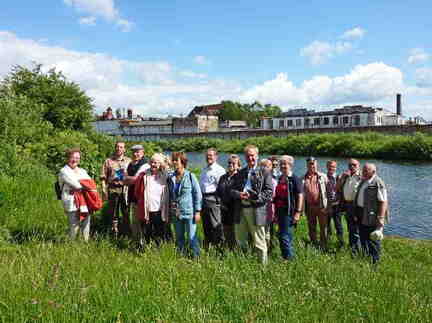 905 1963 Ostpreussenreise 2009 Tapiau Gruppenbild am Pregel