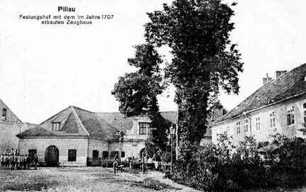 90 28 0057 Ansichtskarte Pillau Festungshof