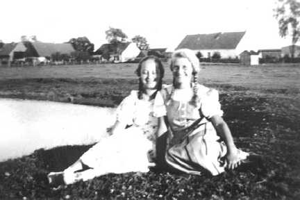 116 0003 Rechts im Bild Eva Schmidtke verh Doemke mit Cousine Liselotte an Peters Teich