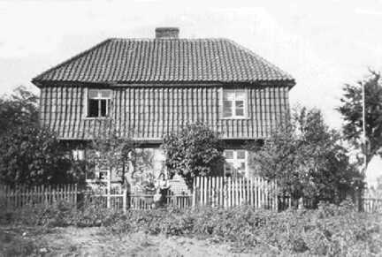 116 0004 Das Wohnhaus der Familie Boehnke von der Bahnseite