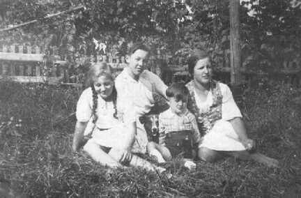 116 0005 Die Kinder der Familie Boehnke Ursula Heinz Gerhard und Hildegard im Jahre 1939