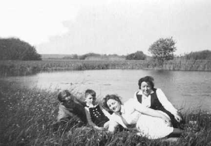 116 0006 1941 am Zohpener Torfbruch von links Alfred Pfeffer Gerhard Boehnke Ursula und Lina Boehnke