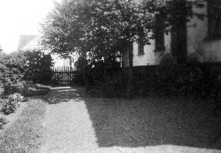 116 0013 Im Garten neben dem Wohnhaus Bessel