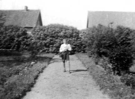 116 0017 Franz Bessel im Garten