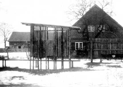 116 0021 Blick von Bessel zum Nachbarn Keller auf Haus und Stall