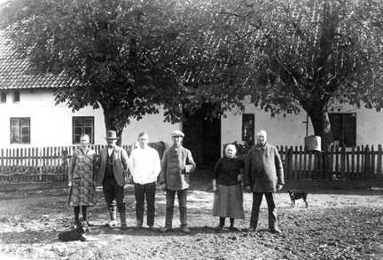 116 0027 Die Familie Hans Bessel und Verwandte vor ihrem Wohnhaus um 1932