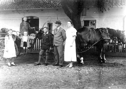 116 0028 Familie Hans und Anna Bessel mit ihren Kindern Herbert Hans Werner und Annemarie Fertig zur Ausfahrt mit dem Landauer