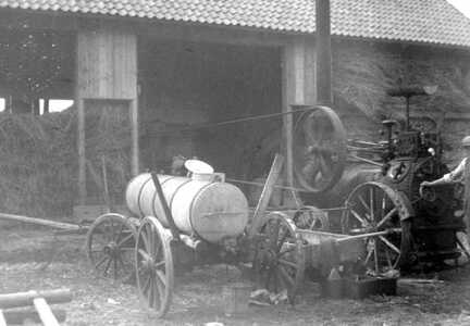 116 0030 Dreschen auf der Tenne der neuen Scheune 1936