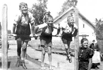 116 0033 Im Juni 1943 am Reck auf dem Hofplatz Hans Bessel Am Reck Hans Rudolf Otto und Anne marie Ganz rechts im Bild Oma Amalie Stadie