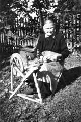 116 0034 Oma Stadie am Spinnrad im Fliedergarten im Jahre 1942 Pfingsten