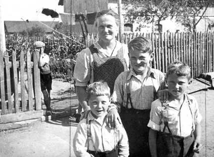 116 0035 Anna Bessel mit ihren Soehnen von links Rudi Hans und Otto im Juni 1943