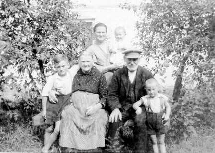 116 0036 Anna Bessel mit den Soehnen Hans Otto und Rudi und ihren Eltern Rudolf und Amalie Stadie