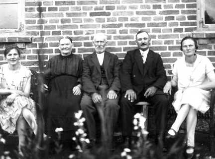 116 0038 Hans Bessel auf Besuch bei seiner Braut Anna Stadie und der zukuenftigen Schwiegereltern in Kipitten bei Gross Engelau im Waldhaus im August 1929