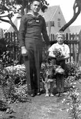 116 0043 Werner und Rudi Bessel im Fliedergarten im Jahre 1941