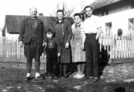116 0044 Hans und Anna Bessel mit den Kindern Annemarie Werner und Rudi im Jahre 1942 neben dem Wohn haus Im Hintergrund das Insthaus von Bessel