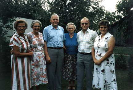 116 1009 Von links Gisela Stolz Else Zimmermann Franz Bessel Christel Kreis Ernst Bessel und Elly Koehler